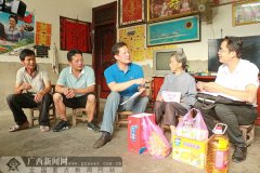 澳门太阳城网站：环江开展＂红色关爱＂ 慰问210名困难党员老党员